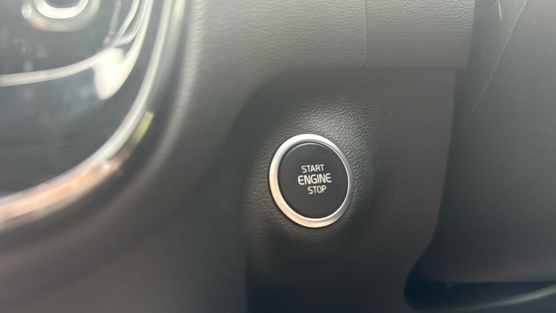 Volvo XC40 2.0 B3P Ultra Dark 5dr Auto Petrol Estate